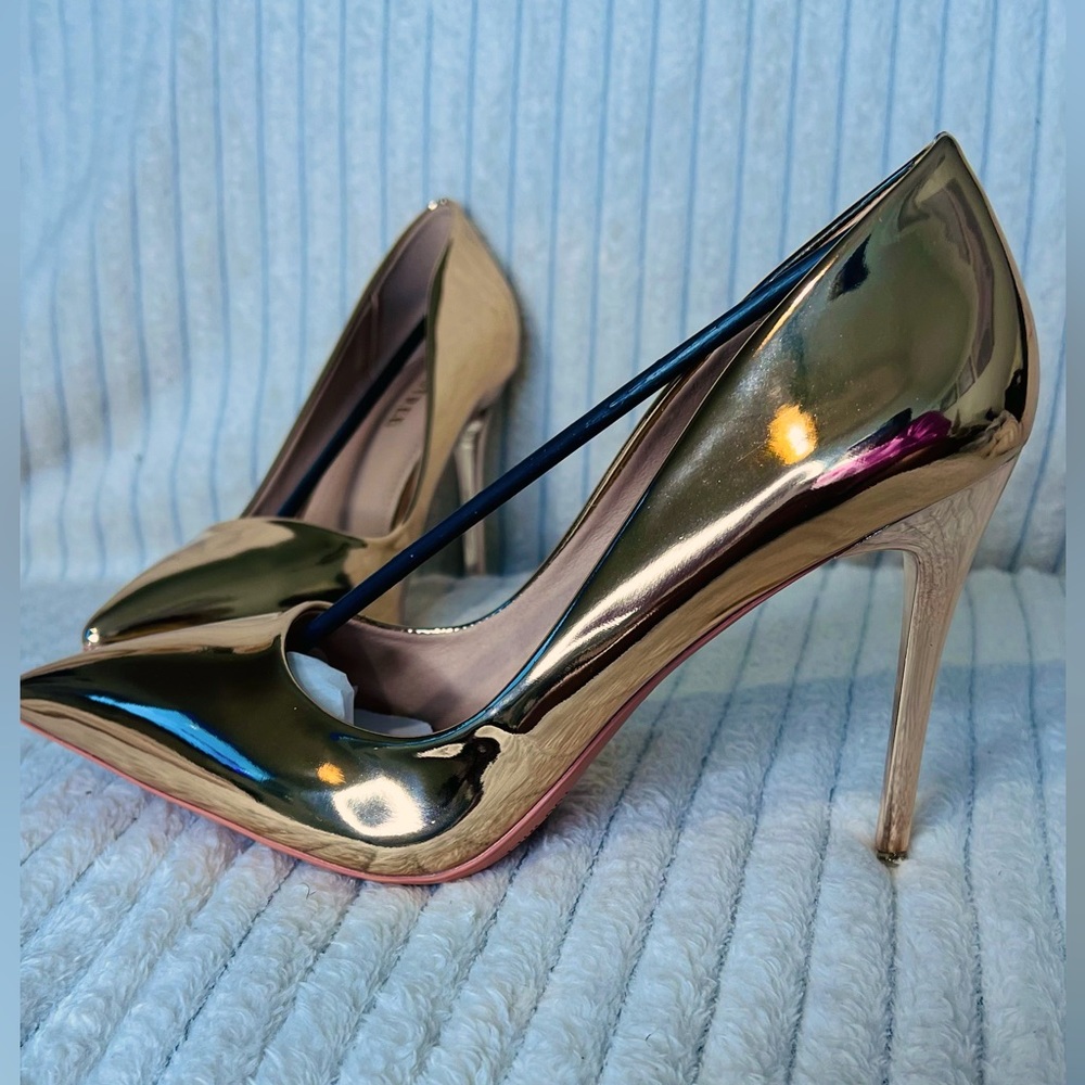 🔥Metallic Gold Heels🔥 BRAND NEW Beautiful High Heels Sz 9.5!